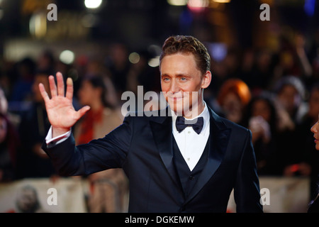 Tom Hiddleton besucht die Premiere von Thor: The Dark World im Odeon Leicester Square am 22. Oktober 2013 in London, England. Stockfoto