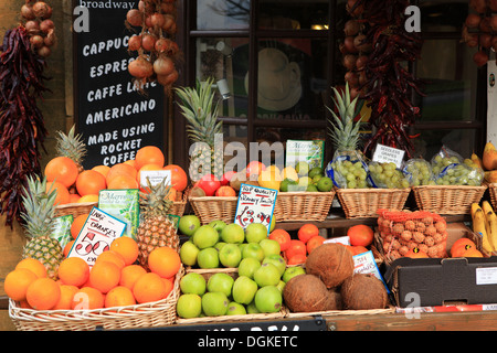 Obst und Gemüse außerhalb Delikatessen im Broadway High Street, Cotswolds, Worcestershire, England, UK Stockfoto