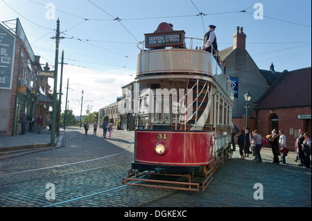 Oldtimer Straßenbahn mit Passagieren im Museum unter freiem Himmel. Stockfoto