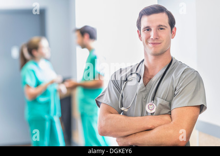 Porträt von männlichen Arzt im Krankenhaus-Flur Stockfoto