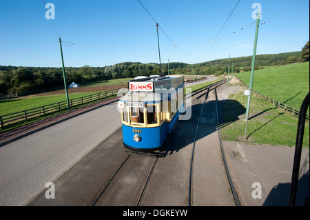 Eine erhaltene Straßenbahn Nummer 196, in South Shields Livree, Baujahr 1901, Beamish lebendes Museum, Stanley, County Durham. Stockfoto