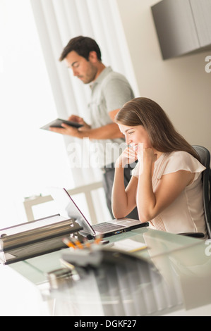 Business Leute, die im Büro Stockfoto