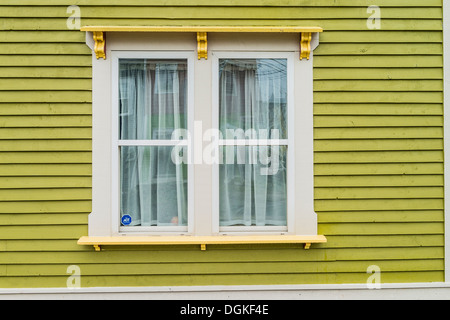 Eine typische, wenn auch ungewöhnlich und etwas grell und bunten Haus in St. John's, Neufundland, Kanada. Stockfoto