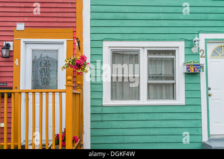 Eine typische, wenn auch ungewöhnlich und etwas grell und bunten Haus in St. John's, Neufundland, Kanada. Stockfoto