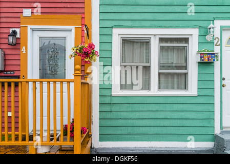 Eine typische, wenn auch ungewöhnlich und etwas grell und bunten Haus in St. John's, Neufundland, Kanada. Stockfoto