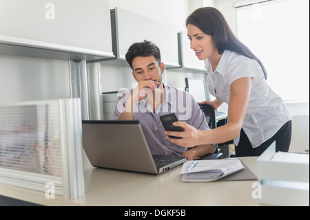 Business-Mann und Frau bei der Arbeit im Büro Stockfoto