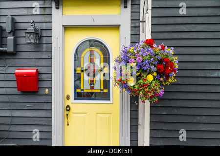 Eine typische, wenn auch ungewöhnlich und etwas grell und bunten Haus in St. John's, Neufundland, Kanada. Stockfoto