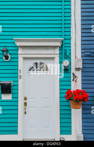 Eine typische, wenn auch ungewöhnlich und etwas grell und bunten Haus in St. John's, Neufundland, Kanada. Stockfoto