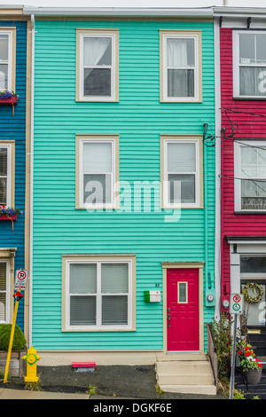 Eine typische, wenn auch ungewöhnlich und etwas grell und bunten Haus in St. John's, Neufundland, Kanada. Stockfoto