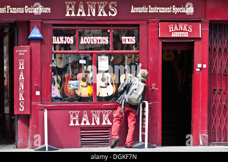 Ein Mann in das Fenster des berühmten Hanks Gitarre Store suchen. Stockfoto