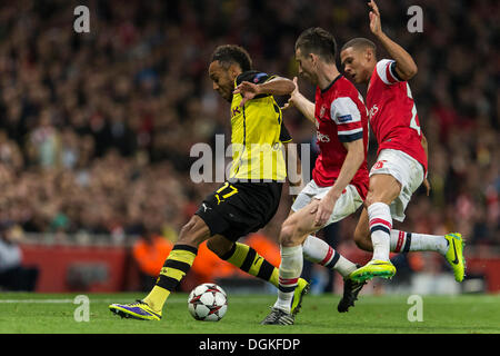 London, UK. 22. Oktober 2013. Borussia Dortmund nach vorne Pierre-Emerick AUBAMEYANG wehrt Arsenal Verteidiger Laurent KOSCIELNY (Mitte) &amp; Kieran GIBBS während des Champions-League-Spiels zwischen Arsenal und Borussia Dortmund von Emirates Stadium. © Aktion Plus Sport/Alamy Live-Nachrichten Stockfoto