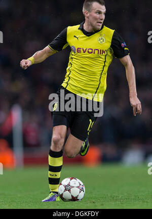 London, UK. 22. Oktober 2013. Borussia Dortmund Mittelfeldspieler Kevin GROSSKREUTZ setzt in ein Kreuz für den Siegtreffer in der Champions-League-Spiel zwischen Arsenal und Borussia Dortmund von Emirates Stadium. © Aktion Plus Sport/Alamy Live-Nachrichten Stockfoto