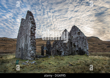 Ein Blick in Richtung Calda House Ruinen in den schottischen Highlands. Stockfoto