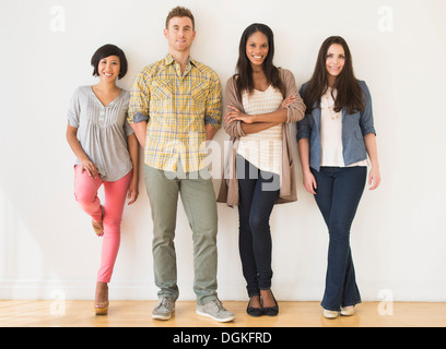 Porträt von vier junge Freunde Stockfoto