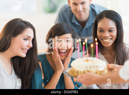 Freunden feiert Geburtstag Stockfoto