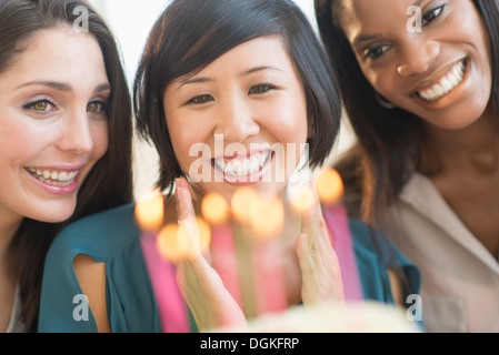 Freunden feiert Geburtstag Stockfoto