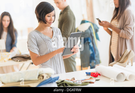 Junge Mode-Designer arbeiten im studio Stockfoto