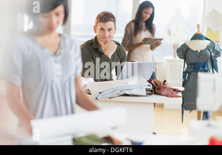 Junge Mode-Designer arbeiten im studio Stockfoto