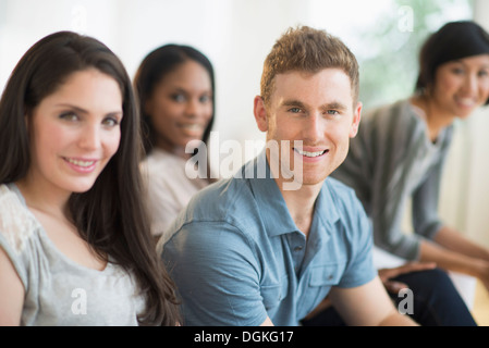 Freunde auf sofa Stockfoto