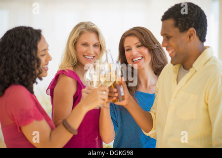 Freunde machen Toast auf party Stockfoto