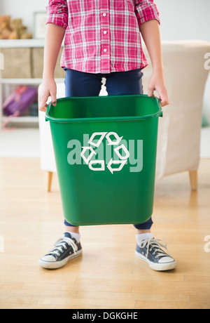 Nahaufnahme von Mädchen (8-9) Holding Recycle bin Stockfoto