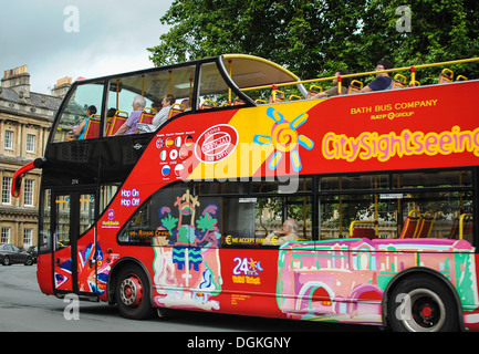 Touristenbus in Bath Somerset im Zirkus Stockfoto