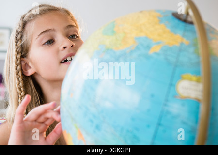 Blick auf Mädchen (8-9) mit Globus Stockfoto