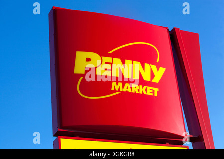 Penny Market, Logoschild Penny Brand, Banner Prag Tschechische Republik Stockfoto