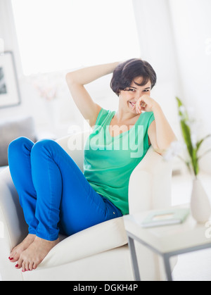 Porträt der stets gut gelaunte Frau zu Hause entspannen Stockfoto