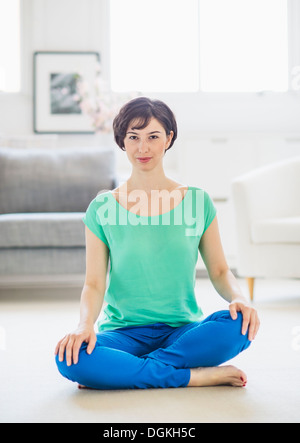 Junge Frau am Boden Stockfoto