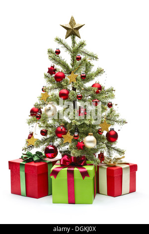 Dekorierten Weihnachtsbaum und Geschenke auf weißem Hintergrund Stockfoto