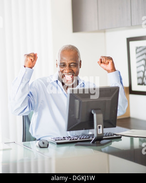 Porträt von zufriedenen senior Menschen im Büro Stockfoto