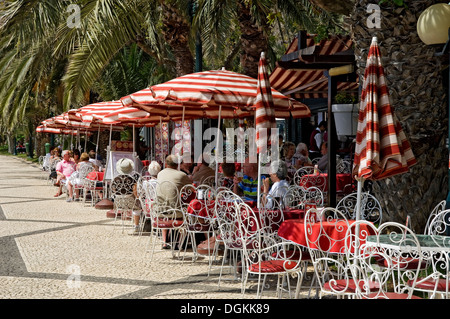 Ein outdoor-Café auf der Promenade. Stockfoto