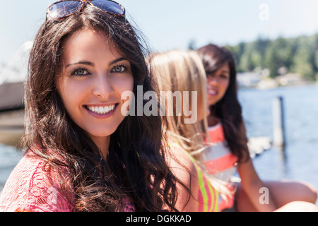 USA, Washington, Bellingham, Porträt von drei jungen Frauen im freien Stockfoto