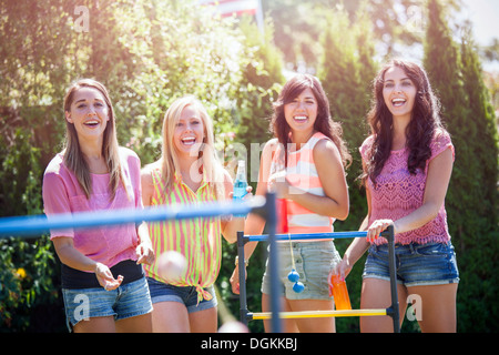 USA, Washington, Bellingham, Porträt der jungen Frauen Ball werfen Stockfoto