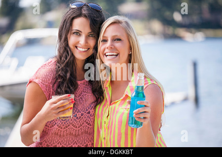 USA, Washington, Bellingham, Portrait von junge Frauen posieren mit Getränken Stockfoto