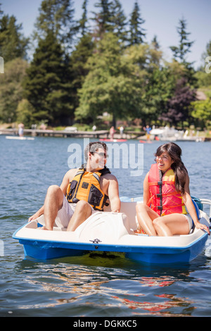 USA, Washington, Bellingham, junger Mann und Frau im Paddelboot Stockfoto