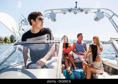 USA, Washington, Bellingham, junge Menschen genießen die Fahrt mit dem Schnellboot Stockfoto