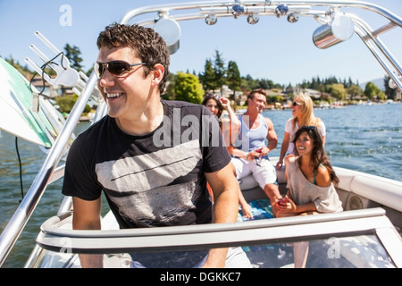 USA, Washington, Bellingham, junge Menschen genießen die Fahrt mit dem Schnellboot Stockfoto