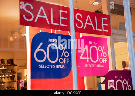 Verkauf Zeichen auf Schuh-Schaufenster. Stockfoto