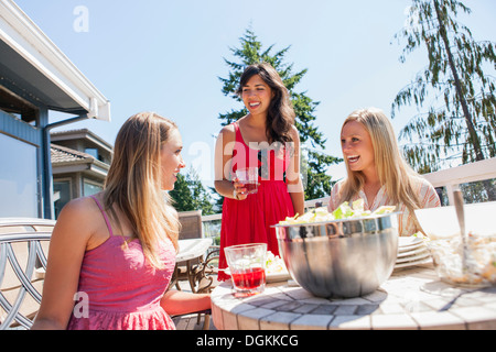 USA, Washington, Bellingham, jungen Frauen genießen Mahlzeit im freien Stockfoto