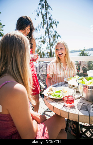 USA, Washington, Bellingham, jungen Frauen genießen Mahlzeit im freien Stockfoto