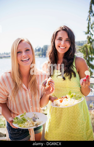 USA, Washington, Bellingham, jungen Frauen genießen Grillen Stockfoto