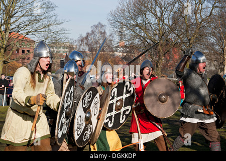 Ein Scharmützel Reenactment zwischen Wikingern und Angelsachsen auf dem Viking Festival. Stockfoto