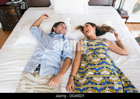 Junges Paar auf schlechte im Hotelzimmer liegen Stockfoto