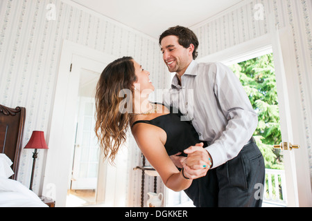 Junge Paare tanzen im Schlafzimmer Stockfoto