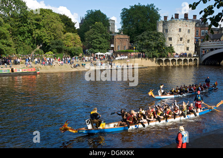 Boote am Drachenbootrennen auf dem Fluss Ouse teilnehmen. Stockfoto