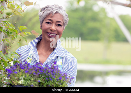 USA, New Jersey, alte Wick, Porträt von senior Frau arbeitet im Garten Stockfoto