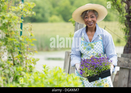 USA, New Jersey, alte Wick, Porträt von senior Frau arbeitet im Garten Stockfoto