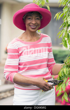 Porträt von senior Frau Rebschnitt branch Stockfoto